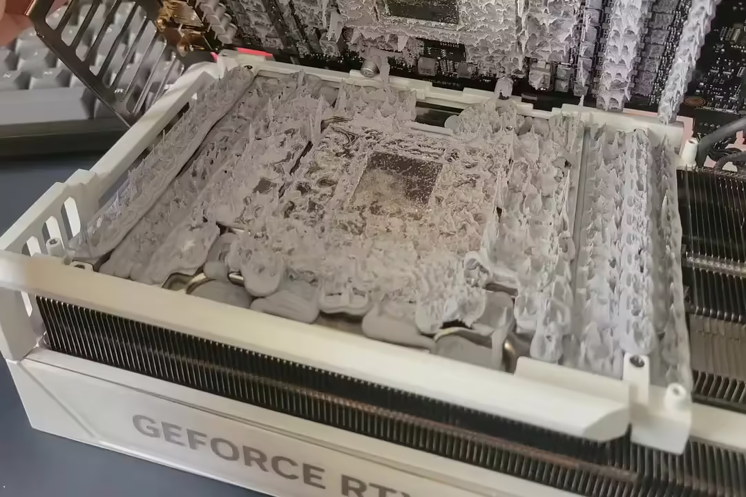 Владелец AORUS RTX 5090 вскрыл видеокарту и ужаснулся: заводской термопасты было слишком много