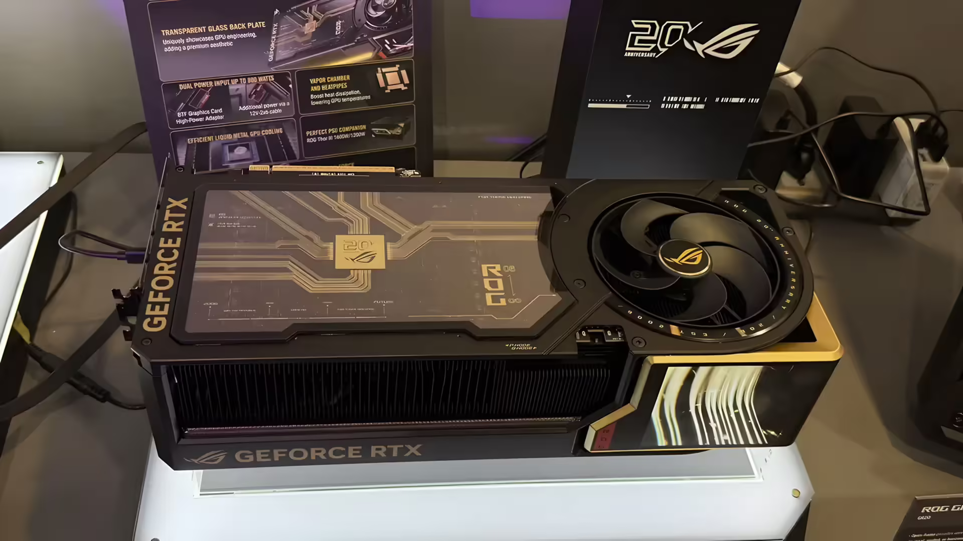 ASUS представила ROG Astral GeForce RTX 5090 Edition 20: видеокарта с изогнутым AMOLED‑дисплеем к 20‑летию ROG — иллюстрация 2