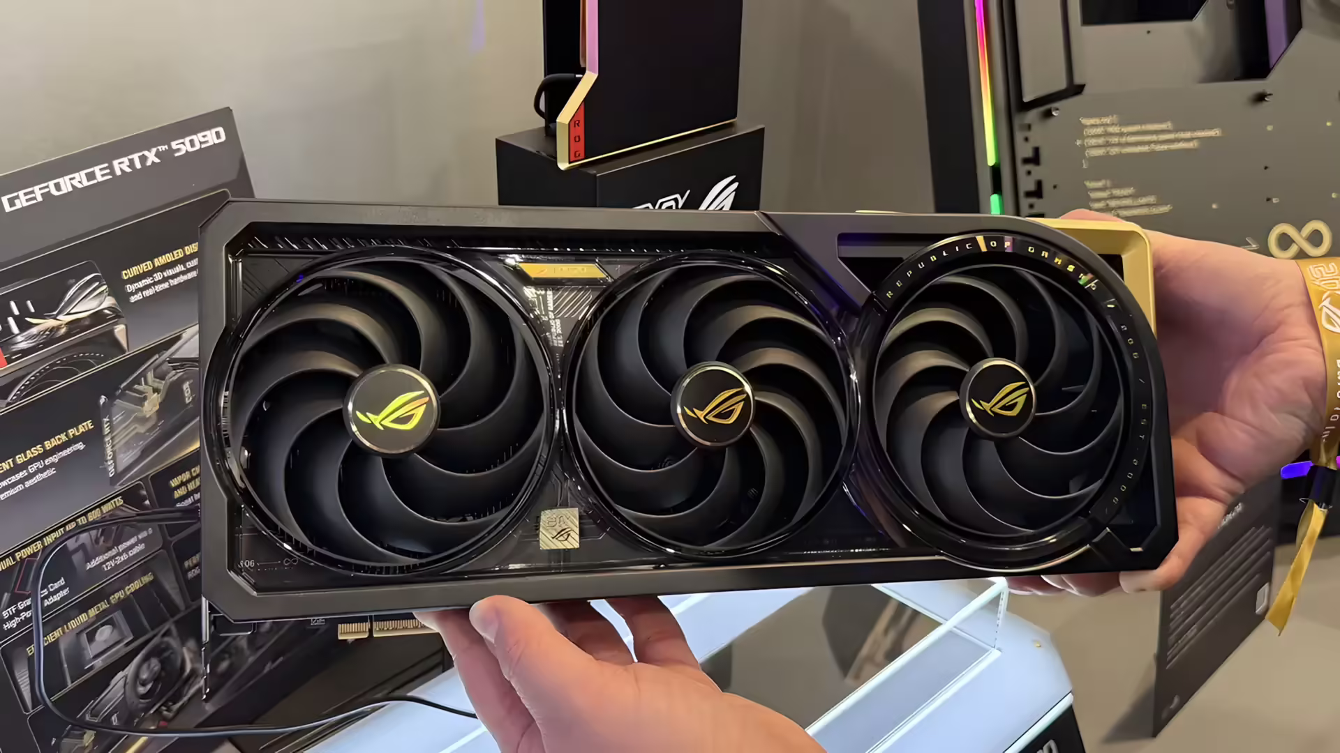 ASUS представила ROG Astral GeForce RTX 5090 Edition 20: видеокарта с изогнутым AMOLED‑дисплеем к 20‑летию ROG